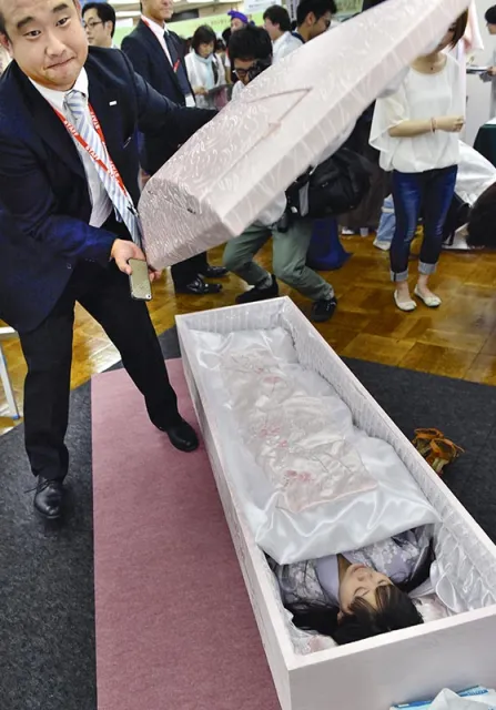 „Przymierzalnia trumien” na targach branży pogrzebowej „Shūkatsu Festa”, Tokio, sierpień 2014 r.  / Fot. Yoshikazu Tsuno / AP / EAST NEWS