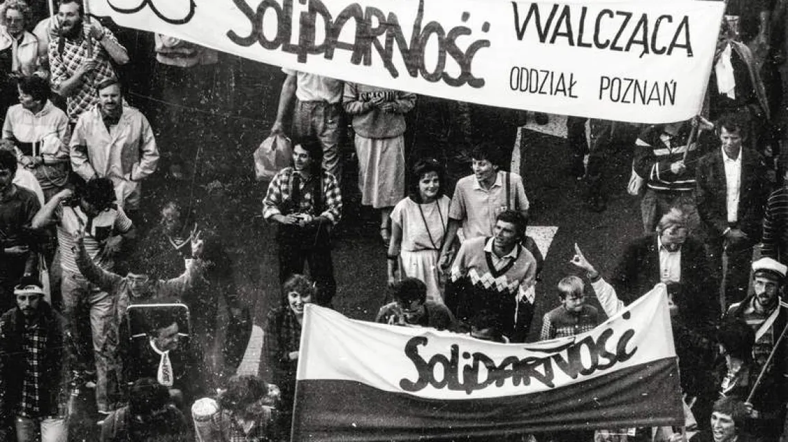 Demonstracja po mszy odprawionej przez Jana Pawła II w Gdańsku-Zaspie; 1987 r. / Fot. Archiwum IPN