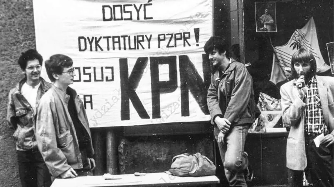 Członkowie KPN zbierają w Toruniu podpisy pod listą kandydatów Konfederacji przed wyborami czerwcowymi w 1989 r.; zdjęcie wykonane przez Służbę Bezpieczeństwa. / Fot. Archiwum IPN