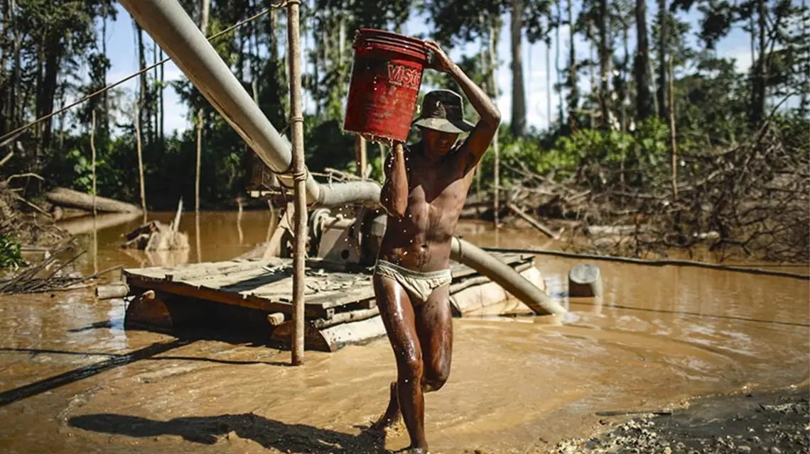 Górnik z kopalni złota w peruwiańskiej prowincji Madre de Dios; sierpień 2011 r. / Fot. Dado Galdieri / GETTY IMAGES