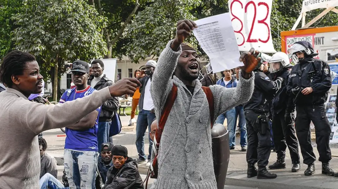 Afrykańscy uchodźcy protestują w dzielnicy Kreuzberg. Berlin, 25 sierpnia 2014 r. / Fot. Chad Buchanan/ GETTY IMAGES