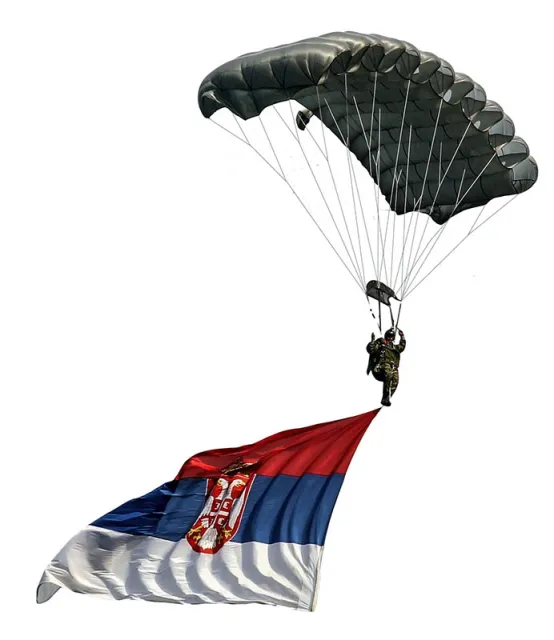 Spadochroniarz z flagą Serbii podczas parady / Fot. Alexandar Djorovich / RIA NOVOSTI / EAST NEWS