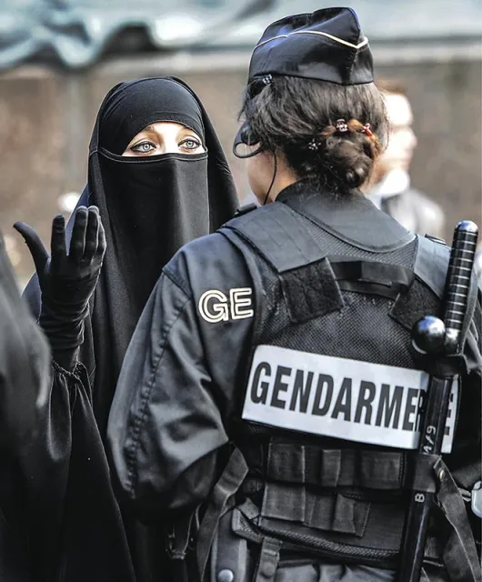 Protest francuskich muzułmanów przeciwko publikacji karykatur Mahometa. Lille, wrzesień 2012 r. / Fot. Denis Charlet / AFP / EAST NEWS