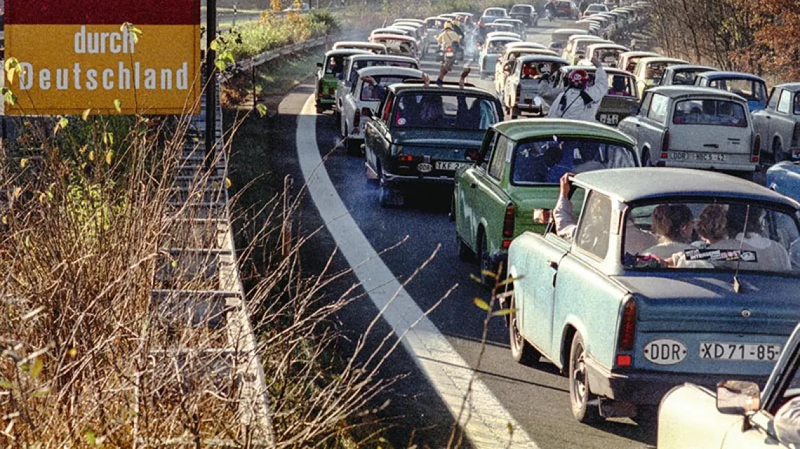 Kolumna trabantów z NRD wjeżdża do Niemiec Zachodnich w dzień po otwarciu granicy; 10 listopada 1989 r. / Fot. Frank Leonhardt / DPA / CORBIS