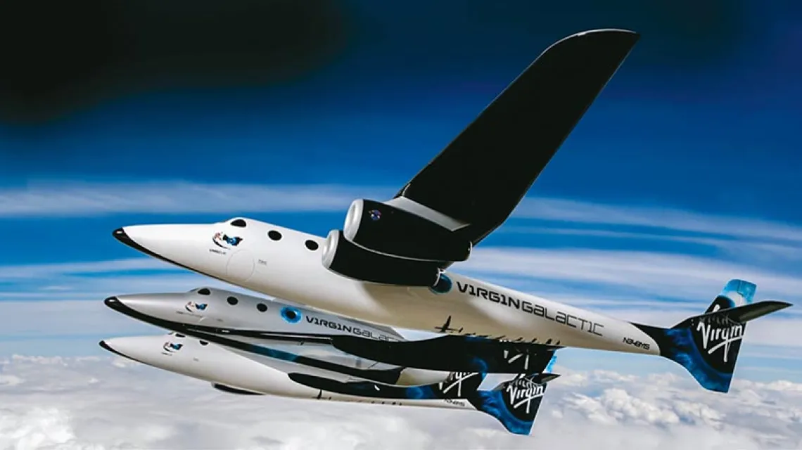 SpaceShipTwo jest wynoszony na wysokość ponad 15 km przez dwukadłubowy samolot matkę. Następnie odpala silnik rakietowy, żeby wznieść się do granicy między atmosferą Ziemi a kosmosem. / Fot. Materiały prasowe Virgin Galactic