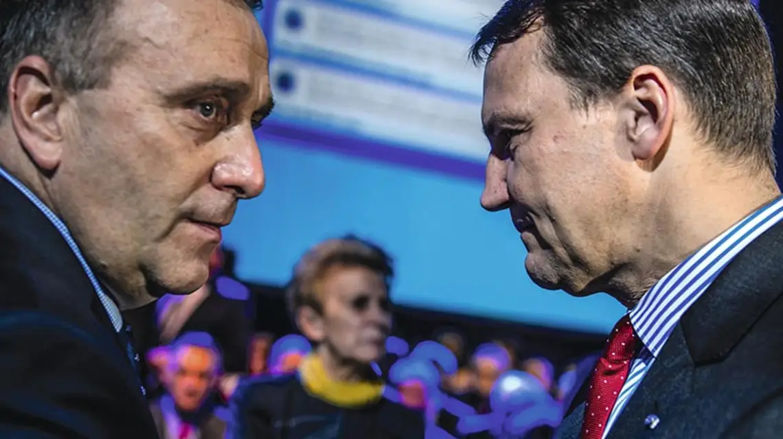 Grzegorz Schetyna i Radosław Sikorski na konwencji krajowej PO, Warszawa, 8 listopada 2014 r. / Fot. Bartosz Krupa / EAST NEWS