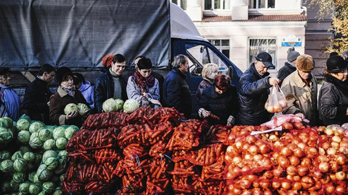 Najpierw głosowanie, potem tania żywność: przed lokalem „wyborczym”; Donieck, 2 listopada 2014 r. / Fot. Dimitar Dilkoff / AFP