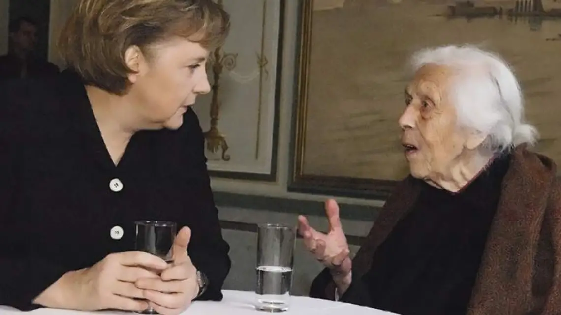 Angela Merkel i Freya von Moltke: kanclerz Niemiec spotkała się z wdową po ostatnim niemieckim właścicielu Kreisau/Krzyżowej w Vermont (USA), w 2007 r. / Fot. Fundacja im. Frei von Moltke