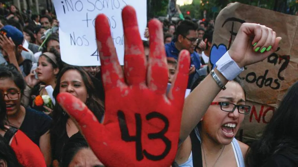 Demonstracja w stolicy Meksyku w sprawie 43 „znikniętych” studentów; 16 października 2014 r. / Fot. Marco Ugarte / AP / EAST NEWS