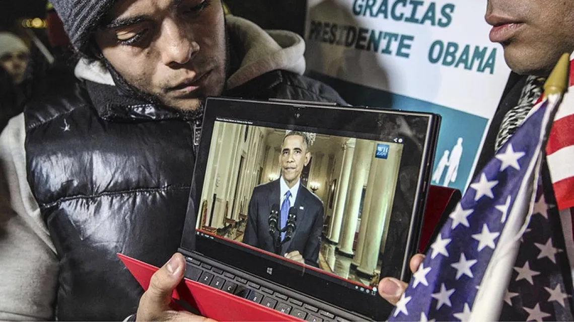 Latynosi zebrani przed Białym Domem oglądają wystąpienie Obamy / Fot. Vincent Yu / AP / EAST NEWS