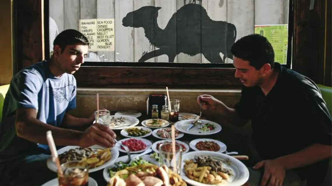 Palestyński restaurator zamieścił swoje menu na murze. Betlejem, 2008 r. / Fot. Ammar Awad / REUTERS / FORUM