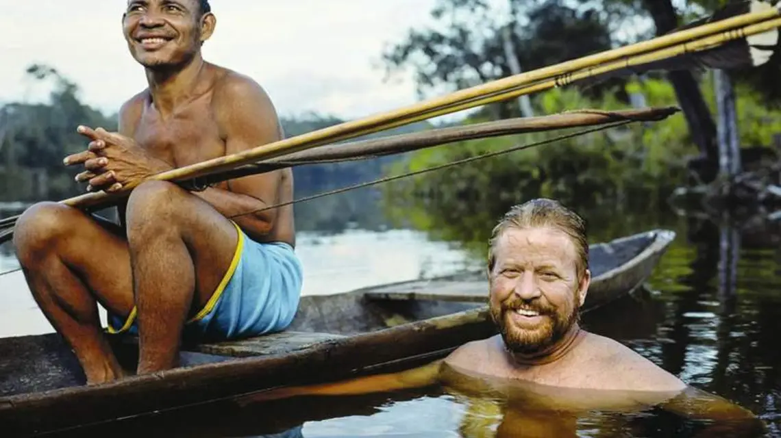 Indianin z plemienia Pirahã i Dan Everett / Fot. Martin Schoeller / AUGUST / MATERIAŁY PRASOWE