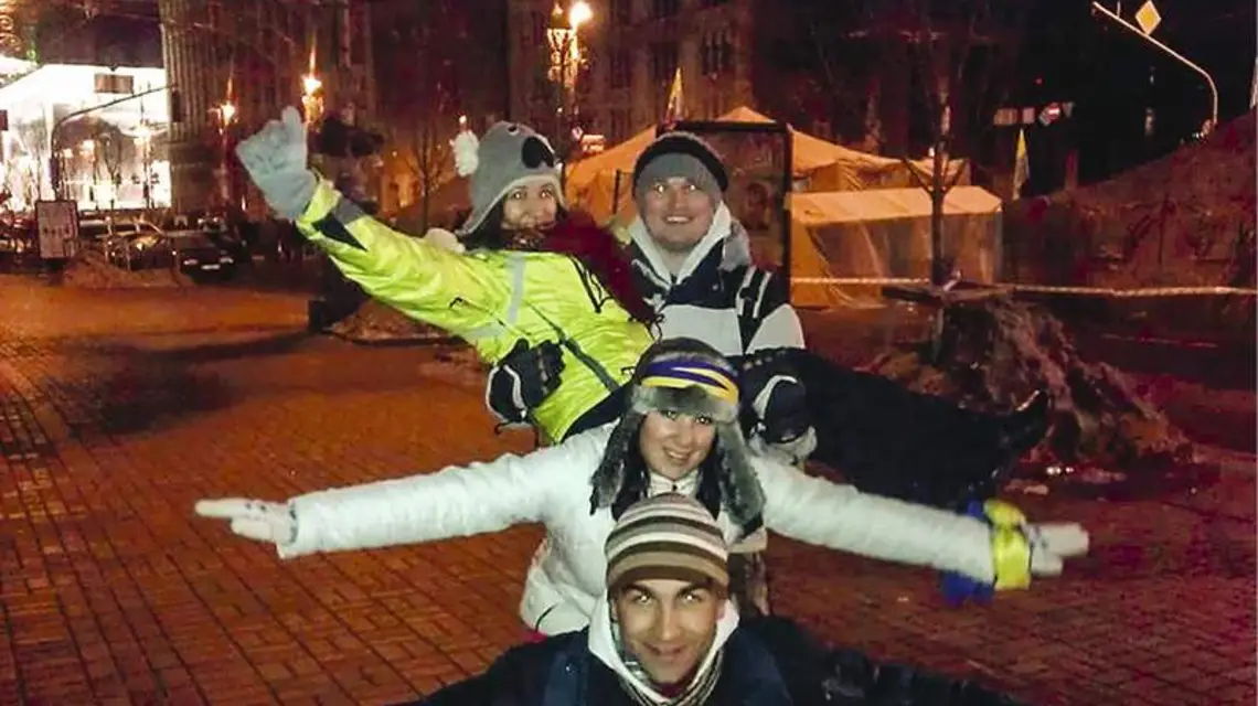 Taras (u góry), Ola, Natalia i Oleg na Majdanie, grudzień 2013 r. / Fot. Profil Tarasa Brusa