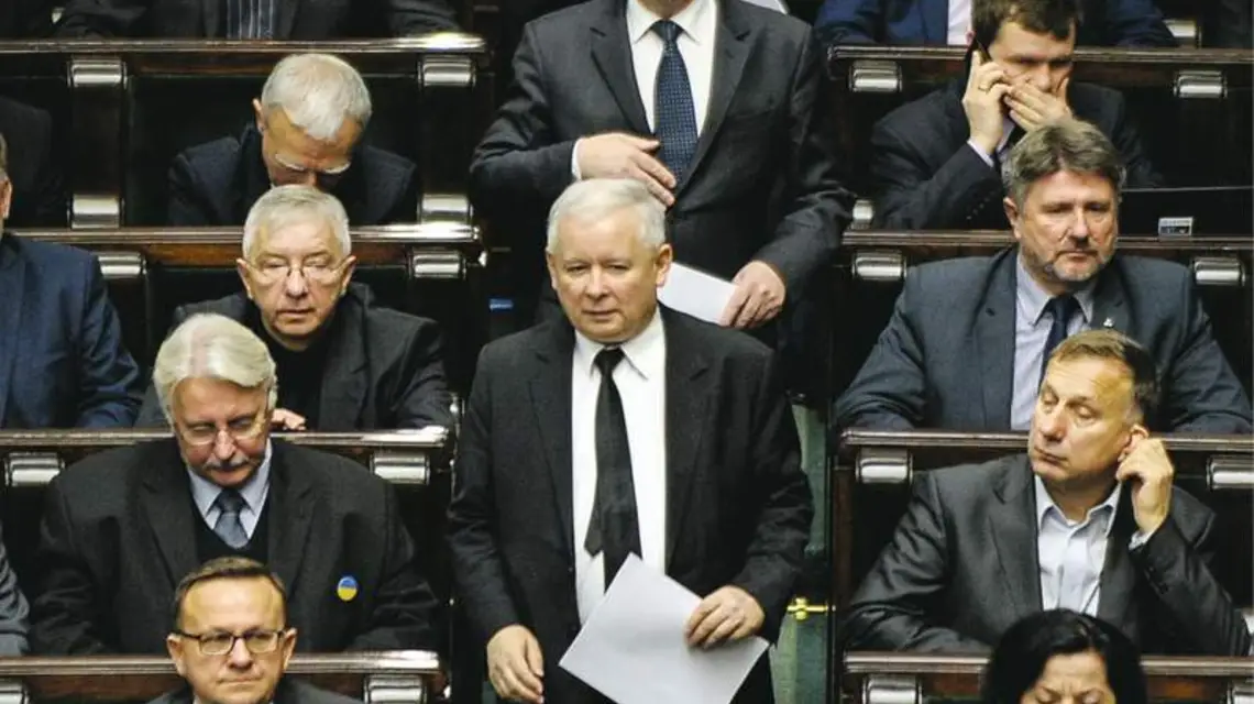 Jarosław Kaczyński i Antoni Macierewicz wśród posłów PiS, Warszawa, 28 listopada 2014 r. / Fot. Jan Bielecki / EAST NEWS