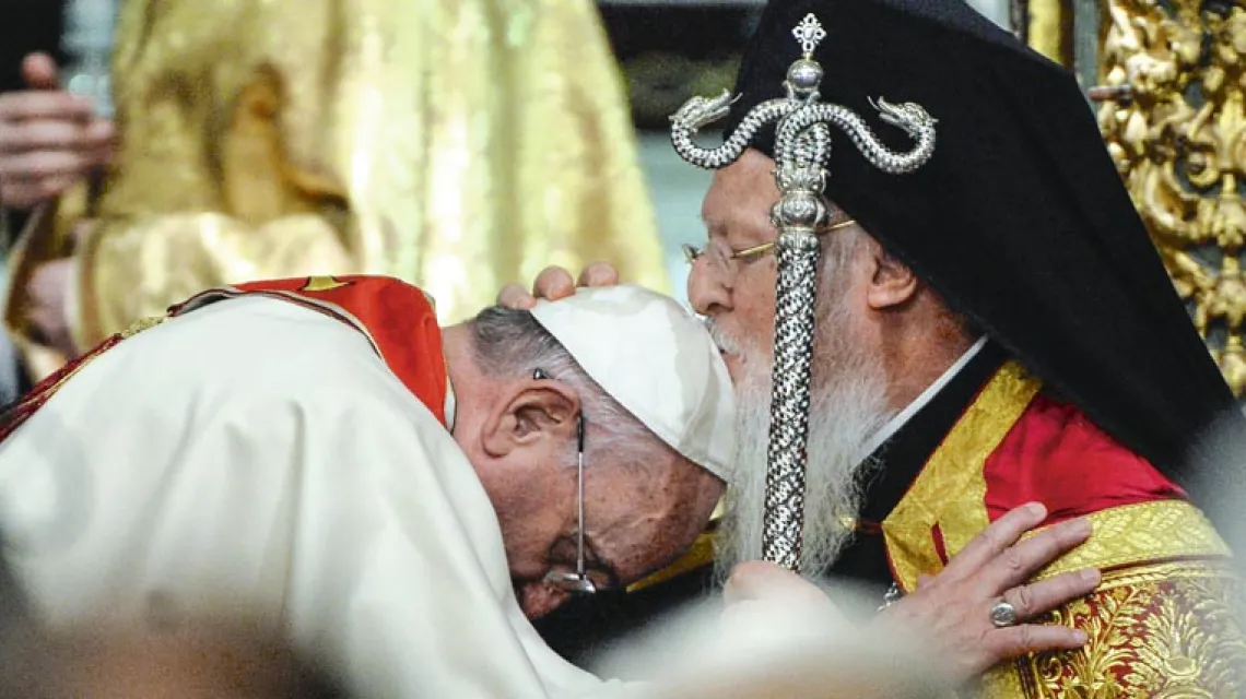Papież Franciszek prosi Patriarchę Ekumenicznego Bartłomieja I o błogosławieństwo. Stambuł, 29 listopada 2014 r. / Fot. Filippo Monteforte / AFP / EAST NEWS
