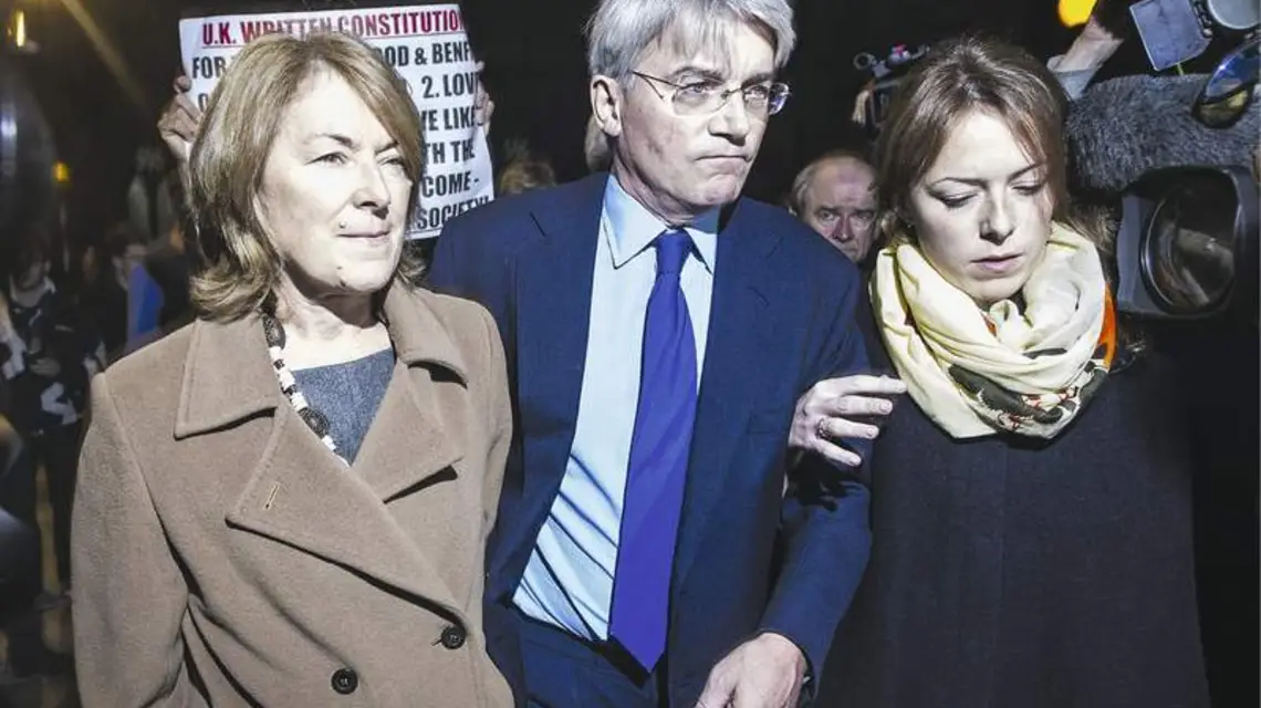 Andrew Mitchell opuszcza sąd po przegranym procesie. Sędziowie uznali, że polityk w istocie nazwał policjanta „plebsem”. Londyn, 27 listopada 2014 r. / Fot. Ben Cawthra / REX / EAST NEWS