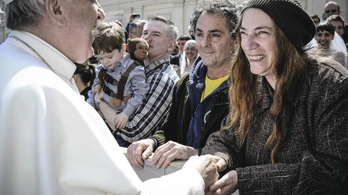Franciszek i Patti Smith. Plac św. Piotra, 10 kwietnia 2013 r. / Fot. Osservatore Romano / AFP / EAST NEWS