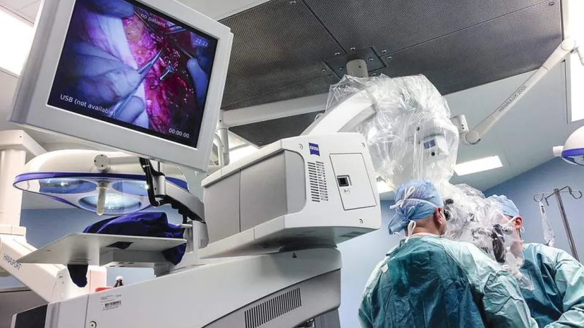 Zespół chirurgów w trakcie operacji przeszczepu twarzy Joanny. Centrum Onkologii w Gliwicach, 5 grudnia 2013 r. / Fot. Kasia Zaremba / SE / EAST NEWS