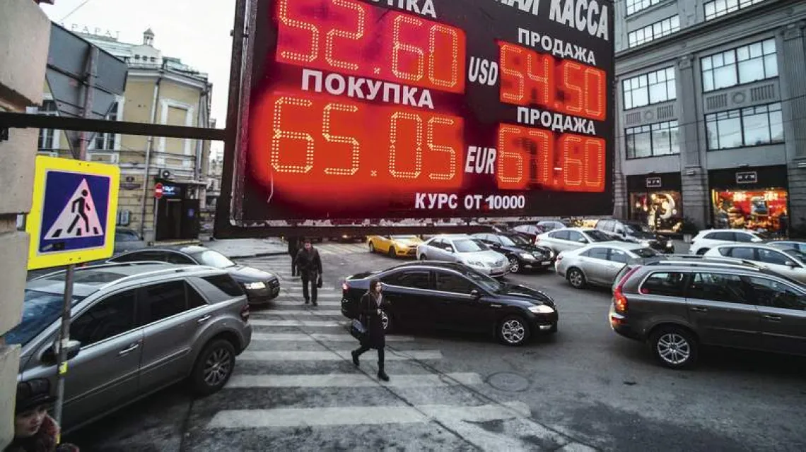 Wartość rosyjskiej waluty z dnia na dzień jest coraz niższa. Moskwa, 3 grudnia 2014 r. / Fot. Pavel Golovkin / AP / EAST NEWS