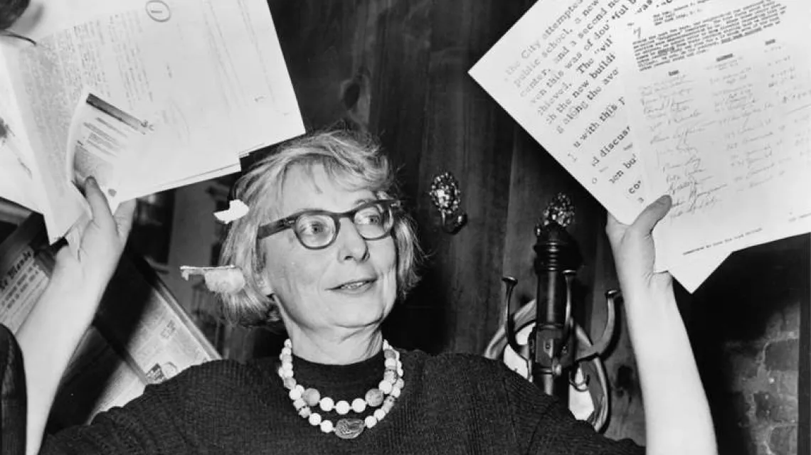 Jane Jacobs (1916–2006) na konferencji prasowej w Lions Head Restaurant. Greenwich Village, Nowy Jork, 5 grudnia 1961 r. / Fot. Phil Stanziola / NEW YORK WORLD-TELEGRAM AND THE SUN NEWSPAPER PHOTOGRAPH COLLECTION / LIBRARY