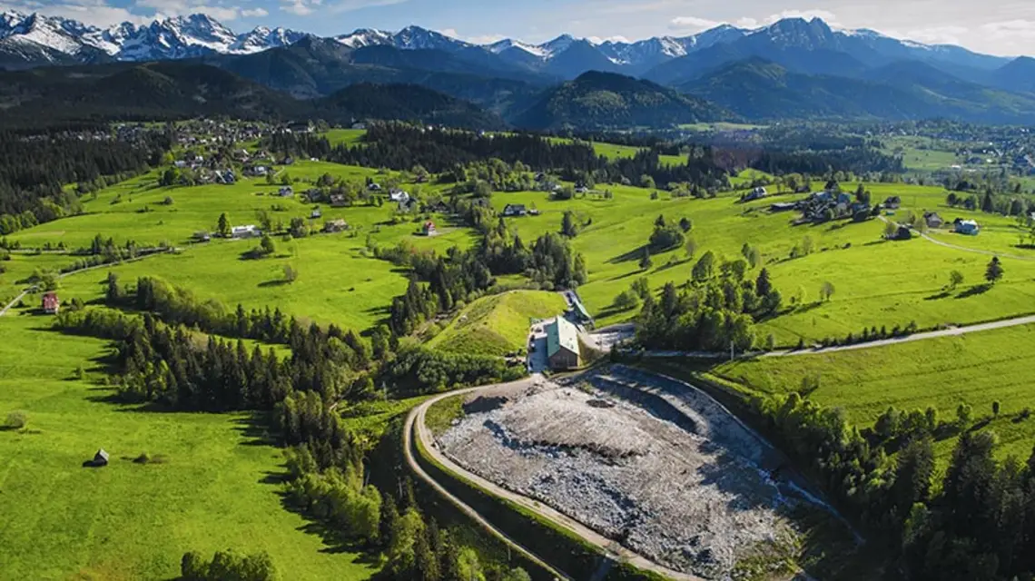 Olcza Zoniówka, wysypisko śmieci. Zakopane, maj 2014 r. / Fot. Igor Marcin Józefowicz / REPORTER / EAST NEWS