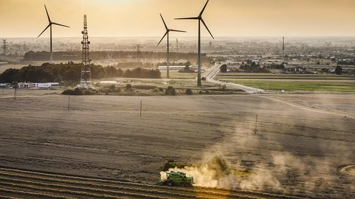 Farma wiatrowa po wschodniej stronie Ostrowa Wielkopolskiego, lipiec 2014 r. / Fot. Wojciech Wójcik / FORUM