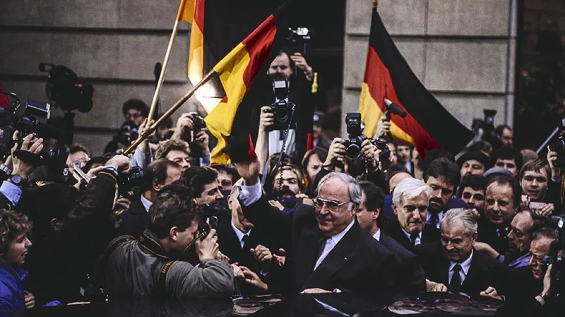 Helmut Kohl w tłumie obywateli NRD; Drezno, grudzień 1989 r. / Fot. Bernard Bisson / SYGMA / CORBIS