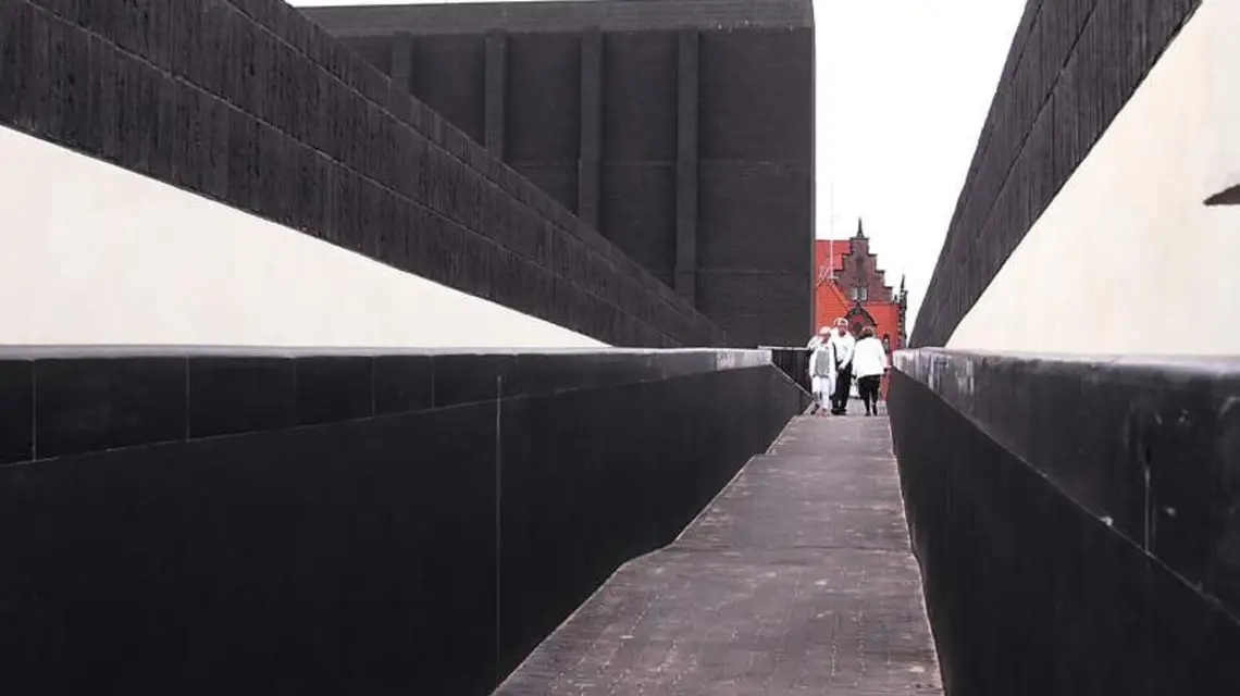 Budynek Teatru Szekspirowskiego w Gdańsku, zaprojektowany przez włoskiego architekta Renato Rizziego, dziwną, antracytową bryłą w niebanalny sposób wpisuje się w gotycką zabudowę starego Gdańska. / Fot. Joanna Rudniańska