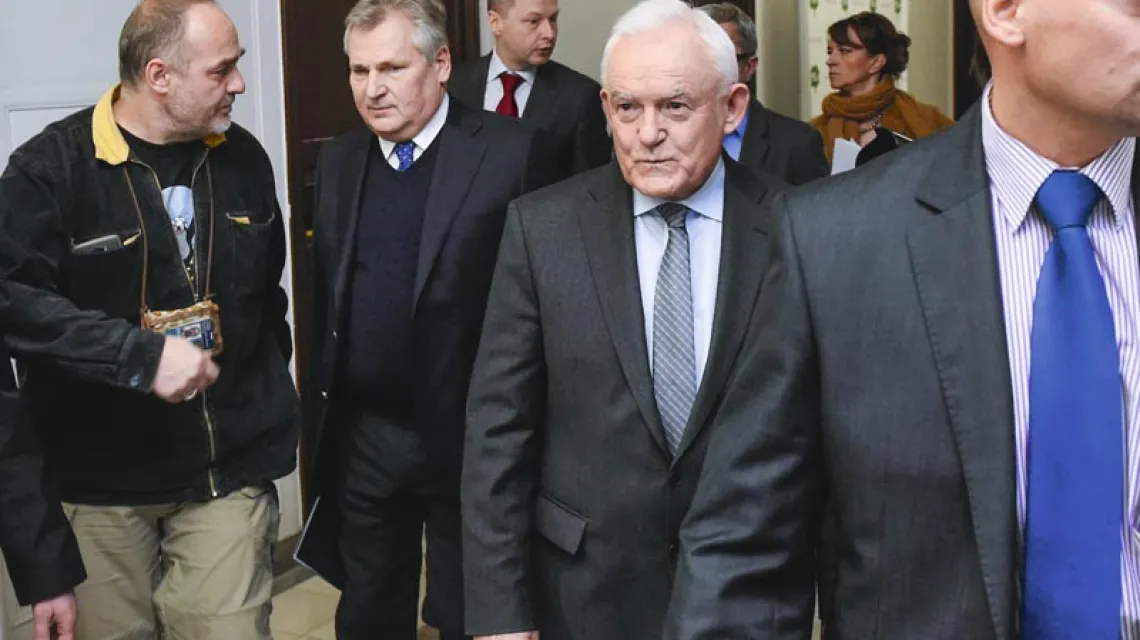 Były premier Leszek Miller i były prezydent Aleksander Kwaśniewski po konferencji prasowej na temat amerykańskiego raportu o torturach CIA, Warszawa, 10 grudnia 2014 r. / Fot. Radek Pietruszka / PAP
