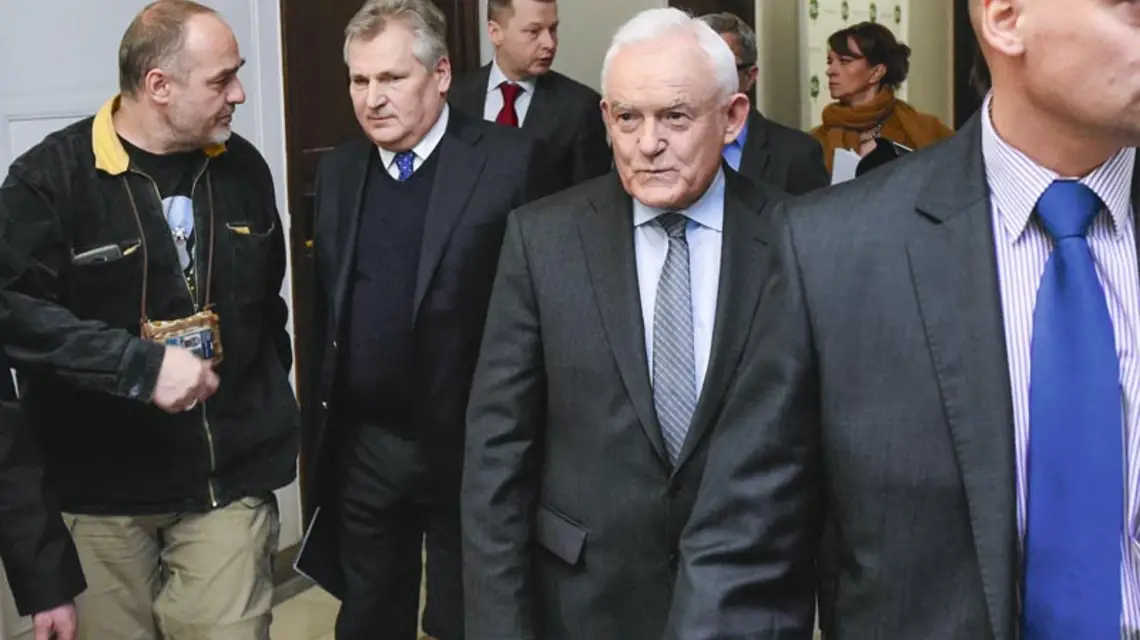 Były premier Leszek Miller i były prezydent Aleksander Kwaśniewski po konferencji prasowej na temat amerykańskiego raportu o torturach CIA, Warszawa, 10 grudnia 2014 r. / Fot. Radek Pietruszka / PAP