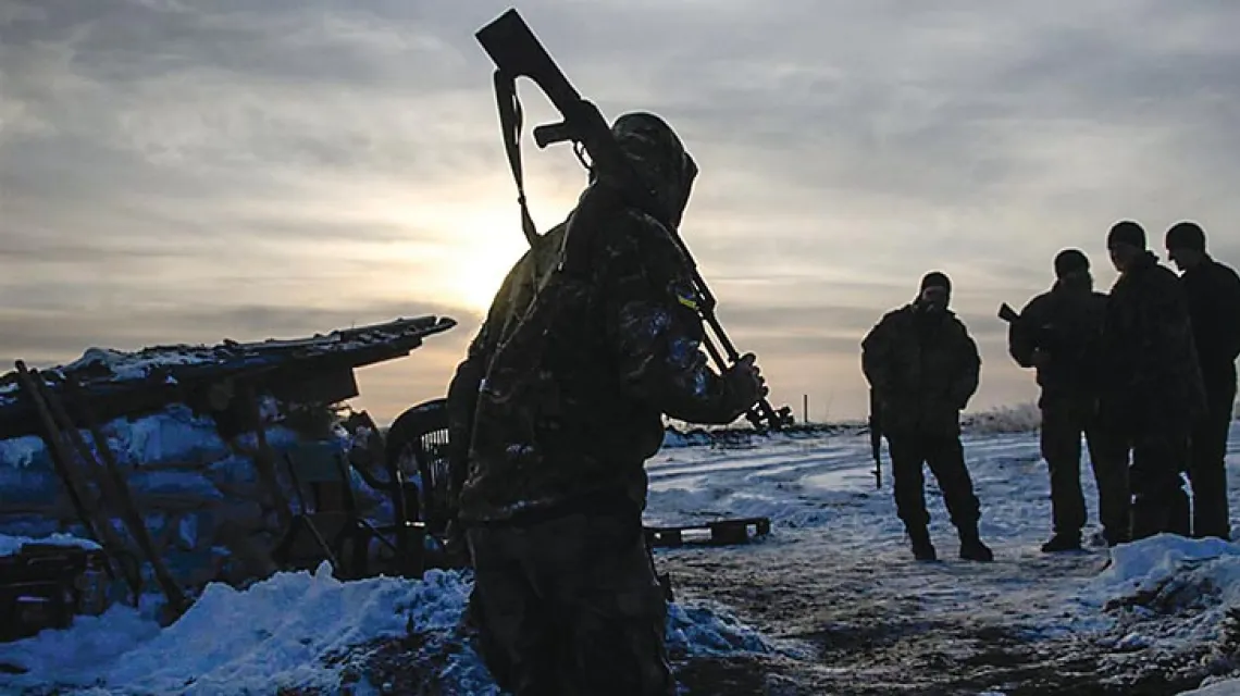 Ukraińscy żołnierze na froncie koło miejscowości Szczastia (w minionym tygodniu trwały tam ciężkie walki), grudzień 2014 r. / Fot. Paweł Bobołowicz
