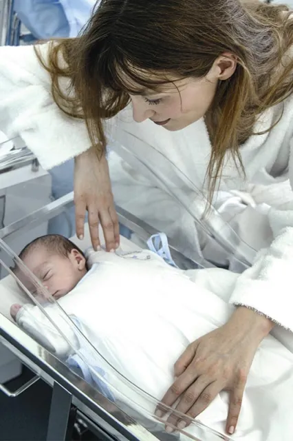 Na porodówce w paryskim szpitalu, maj 2013 r. / Fot. BSIP / AFP / EAST NEWS