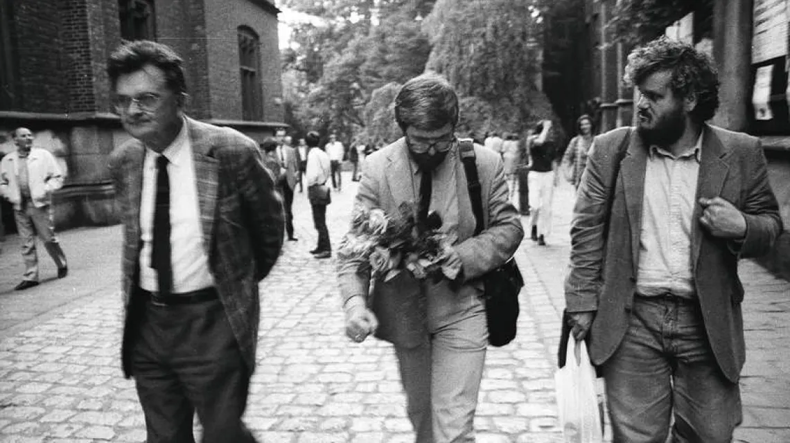 Jan Błoński, Stanisław Barańczak i Marian Stala w Krakowie, 1991 r. / Fot. Andrzej Stawiarski