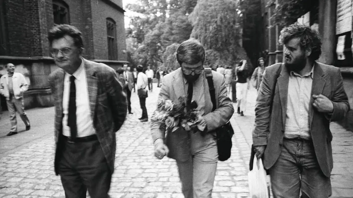 Jan Błoński, Stanisław Barańczak i Marian Stala w Krakowie, 1991 r. / Fot. Andrzej Stawiarski
