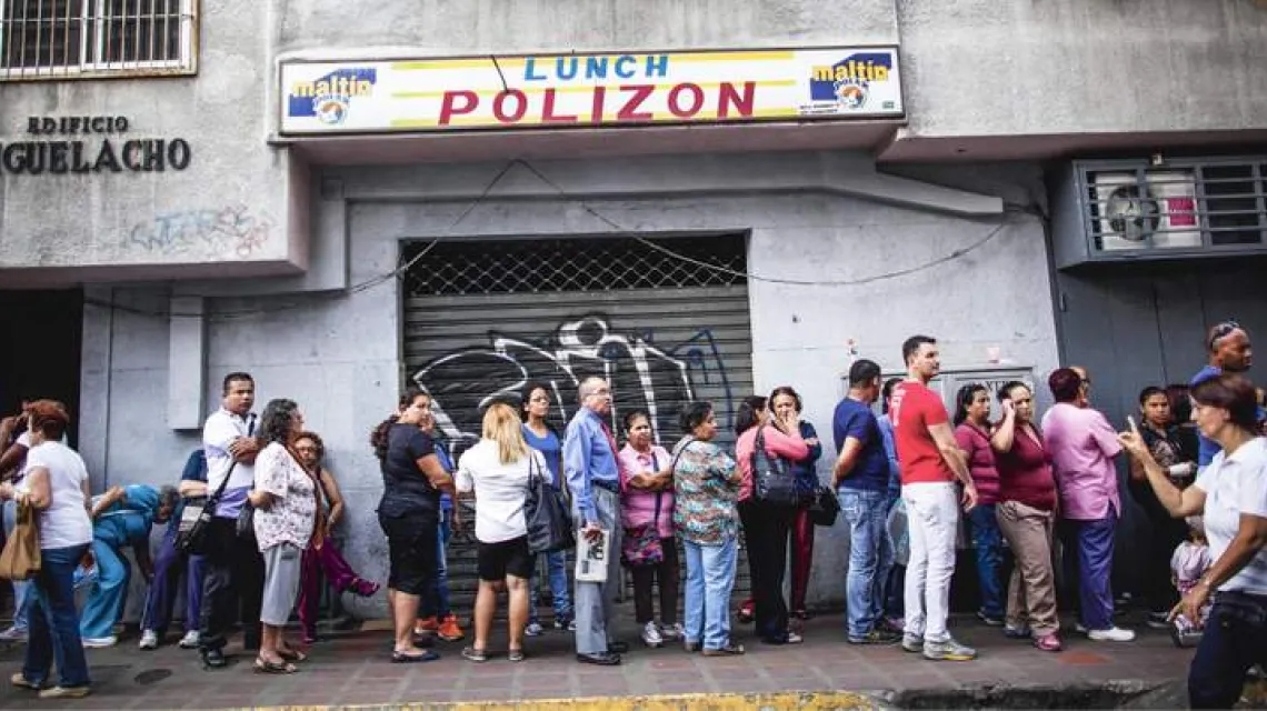 Kolejka przed sklepem w Caracas, październik 2014 r. / Fot. Ariana Cubillos / AP / EAST NEWS