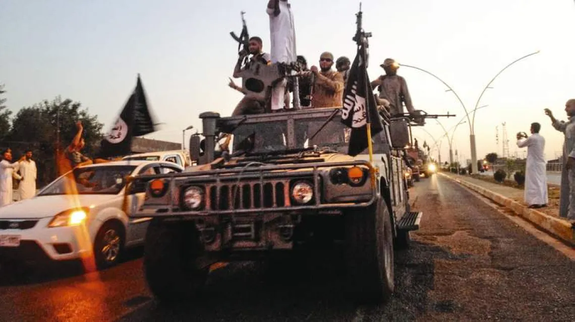 Bojownicy Państwa Islamskiego w pojazdach zdobytych na armii irackiej, Mosul, 23 czerwca 2014 r. / Fot. AP / EAST NEWS
