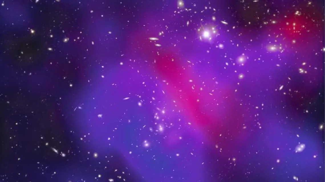 Gromada Pandory: na tym zdjęciu galaktyki to mniej niż 5% masy, 20% to gaz, zaś aż 75% stanowi niewidoczna ciemna materia / Fot. Chandra X-ray Observatory / NASA / CXC / ITA / INAF