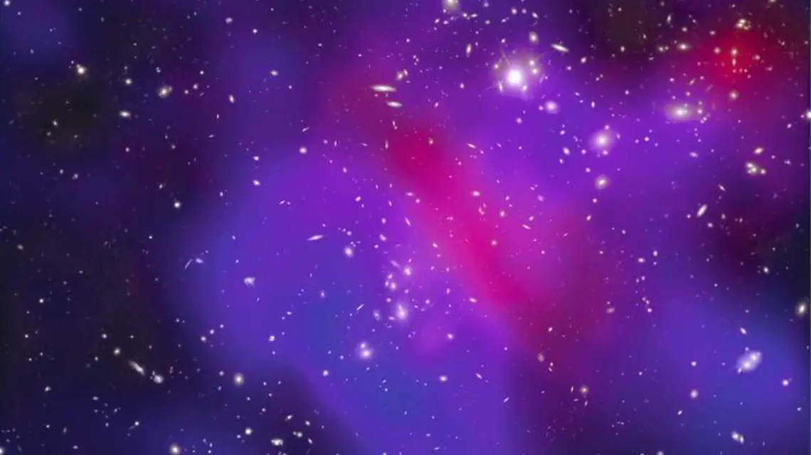 Gromada Pandory: na tym zdjęciu galaktyki to mniej niż 5% masy, 20% to gaz, zaś aż 75% stanowi niewidoczna ciemna materia / Fot. Chandra X-ray Observatory / NASA / CXC / ITA / INAF