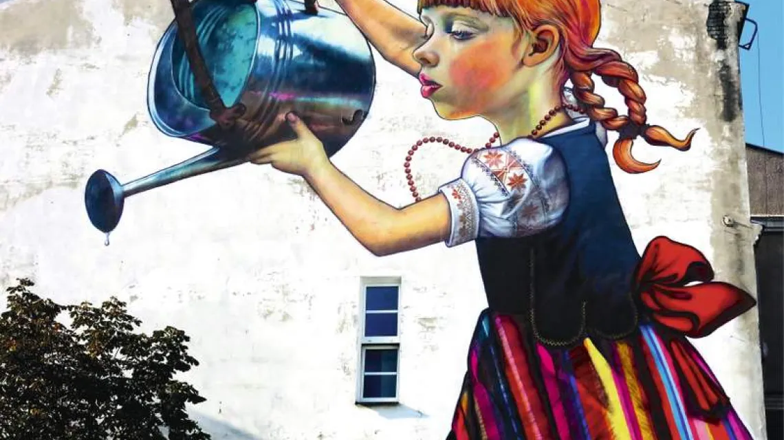 „Dziewczynka z konewką”, mural autorstwa Natalii Rak przy ul. Piłsudskiego w Białymstoku / Fot. Tomasz Matuszkiewicz / EAST NEWS