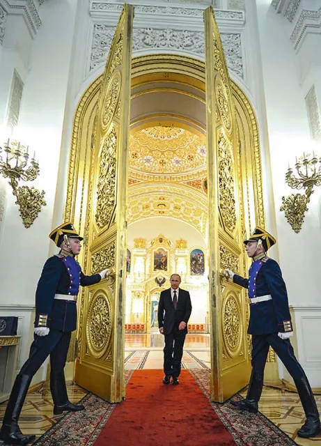 Na Kremlu, przed spotkaniem z oficerami armii rosyjskiej awansowanymi za udział w akcji zajęcia Krymu, 28 marca 2014 r. / Fot. Alexey Druzhinin / AFP / EAST NEWS