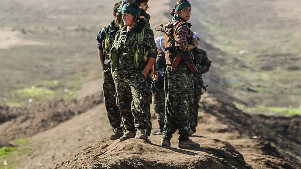 Kurdyjskie bojowniczki w pobliżu granicy syryjsko-irackiej, 22 grudnia 2014 r. / Fot. Alex Ogle / AFP / EAST NEWS