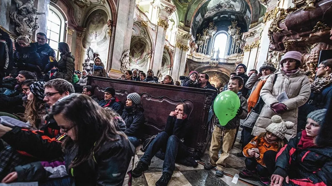 Uczestnicy Europejskiego Spotkania Młodych podczas nabożeństwa w kościele św. Mikołaja w Pradze, 30 grudnia 2014 r. / Fot. Filip Singer / EPA / PAP