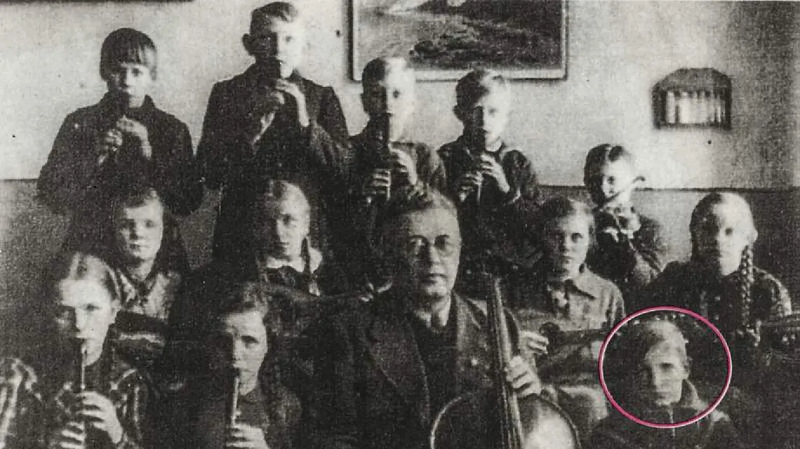 Nastoletni Heinz Baumann (po prawej stronie) w szkolnym zespole muzycznym, w którym grał na akordeonie i mandolinie / Fot. Guenter Burzlaff