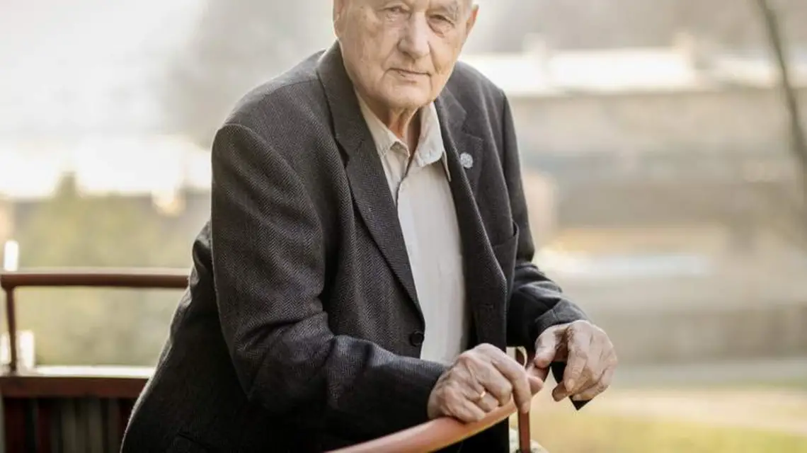 Marceli Godlewski na balkonie swego mieszkania w Krakowie – Nowej Hucie, styczeń 2014 r. / Fot. Piotr Guzik / FORUM