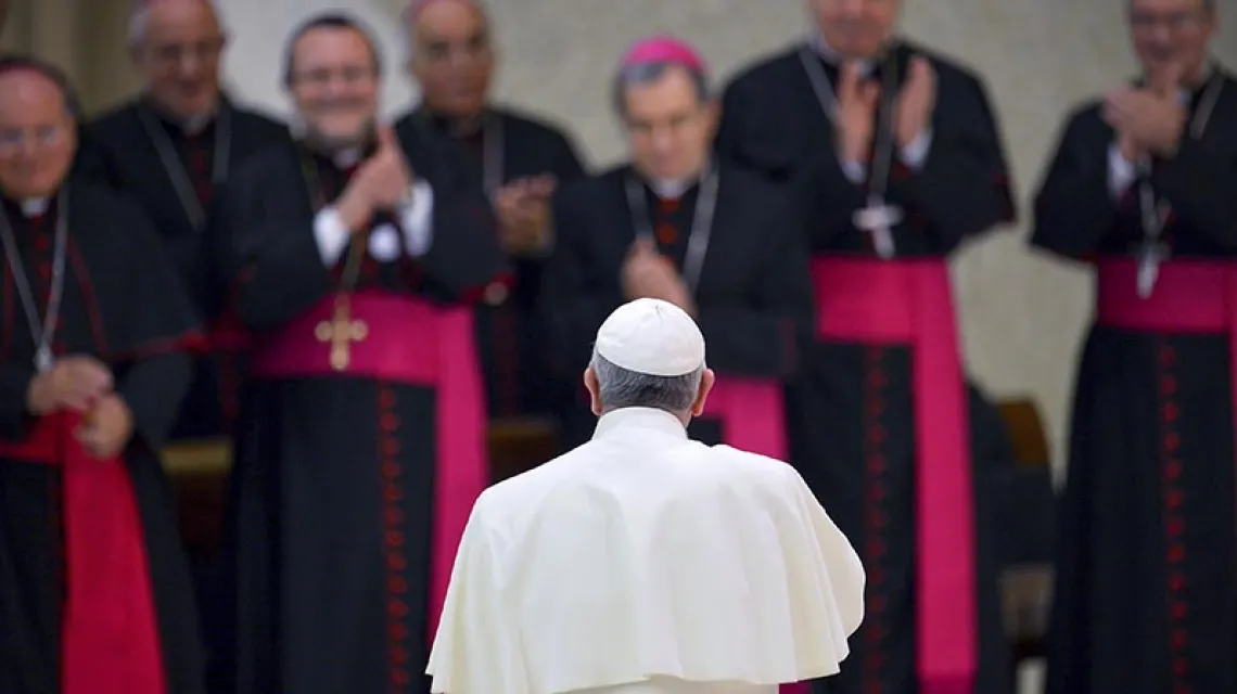 Franciszek i biskupi w Auli Pawła VI. Watykan, grudzień 2014 r. / Fot. Vincenzo Pinto / AFP / EAST NEWS