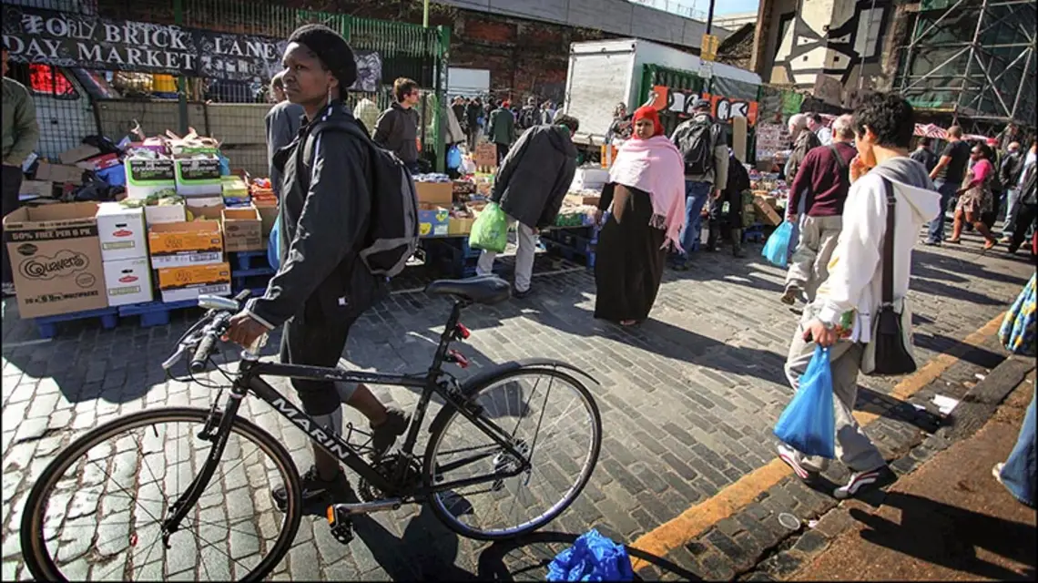 Ulica Brick Lane we wschodnim Londynie, marzec 2009 r. / Fot. SIPA / EAST NEWS