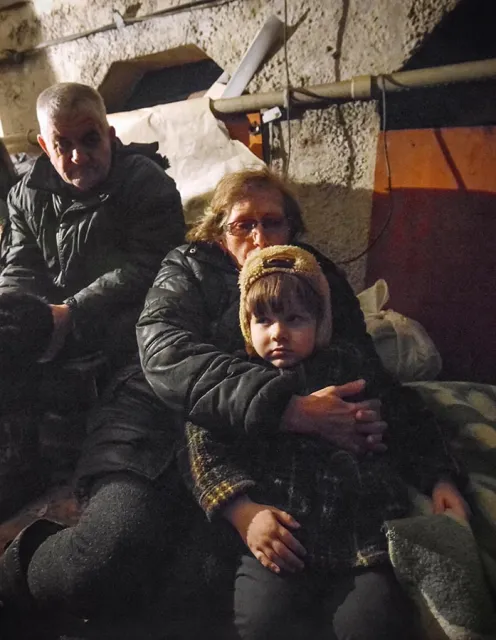Mieszkańcy Debalcewe chronią się w piwnicy przed ostrzałem artyleryjskim. Otoczone z trzech stron przez Rosjan miasto to dziś główne miejsce walk w Donbasie, 30 stycznia 2015 r. / Fot. Dominique Faget / AFP / EAST NEWS