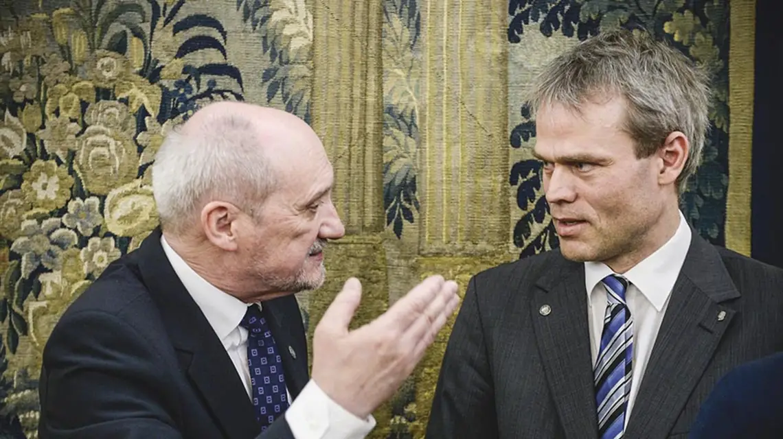 Glenn Jorgensen z Antonim Macierewiczem podczas posiedzenia Zespołu Parlamentarnego ds. zbadania przyczyn katastrofy TU-154 M, Warszawa, 10 kwietnia 2014 r. / Fot. Jakub Kamiński / PAP 
