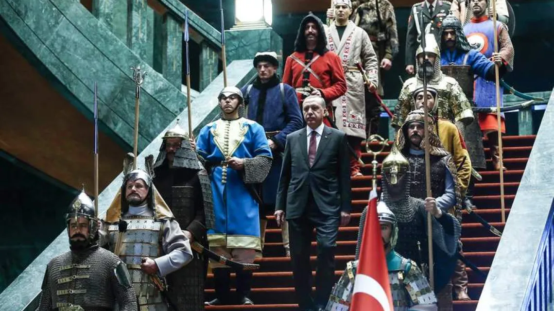 Prezydent Recep Tayyip Erdoğan w otoczeniu żołnierzy w tradycyjnych osmańskich strojach wita prezydenta Palestyny Mahmuda Abbasa. Ankara, 12 stycznia 2015 r. / Fot. Adem Altan / AFP / EAST NEWS