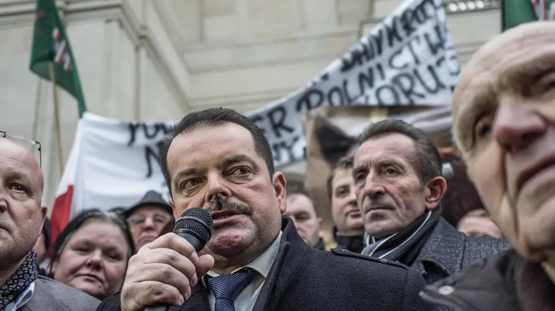 Sławomir Izdebski przemawia przed resortem rolnictwa, Warszawa, 11 lutego 2015 r. / Fot. Filip Springer